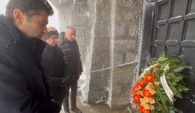 Кирил Петков и Николай Денков се поклониха пред паметта на героите на връх Шипка