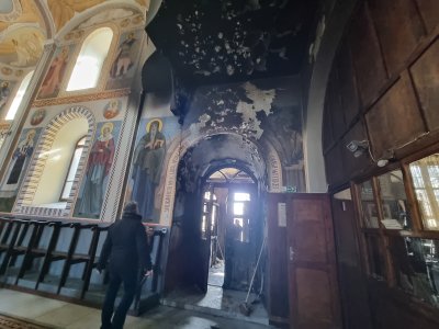 Пожар горя в църквата "Св. Богородица" в Сливен