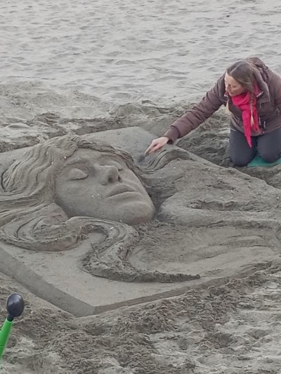 Нестандартна изненада за 8 март в Бургас Жена от пясък