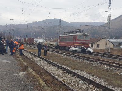 Влак удари кола на жп прелез