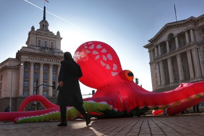 Greenpeace activists protested with an octopus in front of the Council of Ministers, demanding ratification of the ocean agreement (photos)