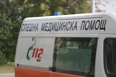 Линейка на Спешна помощ и лек автомобил са катастрофирали в