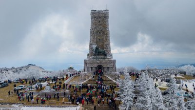 Почит към героите - мъглата и студът не спряха хиляди българи да изкачат паметния връх Шипка