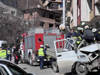 Трима души пострадаха при тежка катастрофа днес в Смолян Камионът