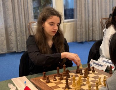 Надя Тончева допусна загуба на световното първенство по шахмат до 20 г., но остава в Топ 10