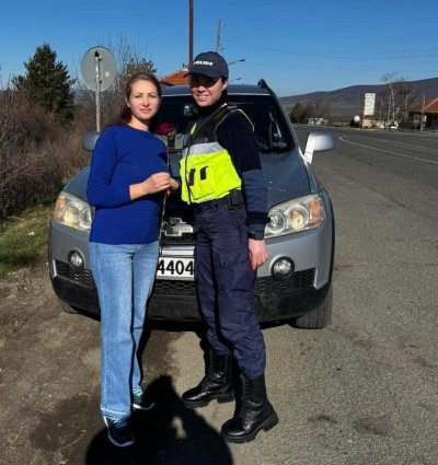 Полицаи в Бургаско раздават цветя на дамите зад волана