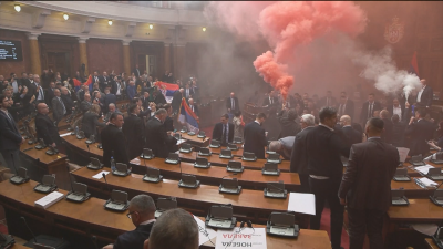 Сбиване и димни бомби белязаха началото на първото заседание от