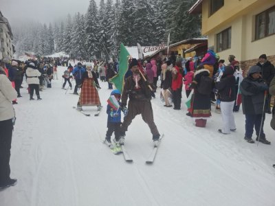 Hundreds of skiers and snowboarders took part in the traditional descent in folk costumes at Pamporovo