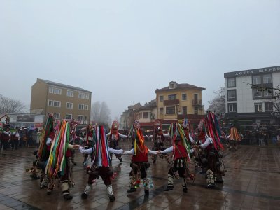 Самодейци извиха най-дългото хоро в Подбалкана