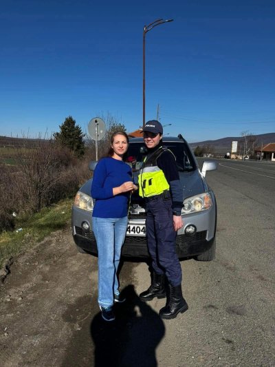 Полицаи в Бургаско раздават цветя на дамите зад волана Няколко са