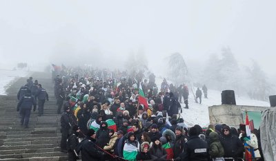 Поклон пред героите: Стотици българи се изкачиха на историческия връх Шипка