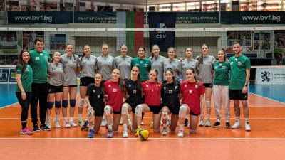 16 състезателки тренират с националния по волейбол до 16 години