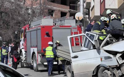 Камион се удари челно в електрически стълб (СНИМКИ)
