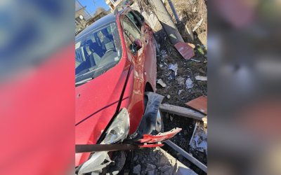 Шофьор помете паркирана кола и едва не се вряза в къща в Смолян