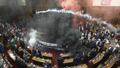 Бой в сръбския парламент (СНИМКИ)