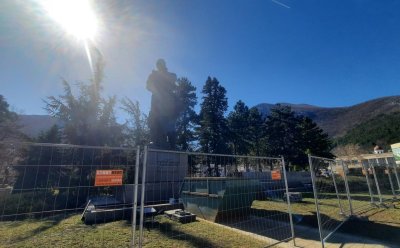 Започва демонтажът на паметника на Христо Ботев във Враца 12 метровата