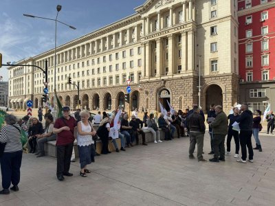 Протест с искане за пълно касиране на изборите в Триъгълника на властта (СНИМКИ)