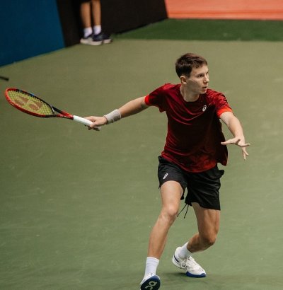 Илиян Радулов с експресна победа и място във втория кръг на тенис турнир в Лес Франкесес дел Вайес