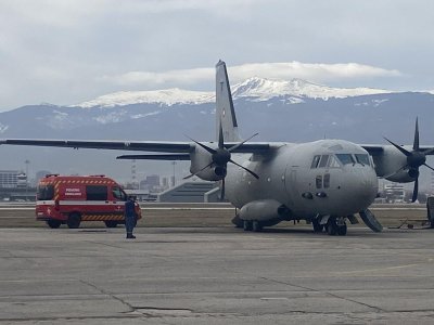 Военнослужещи със самолет Спартан от състава на 16 а авиационна