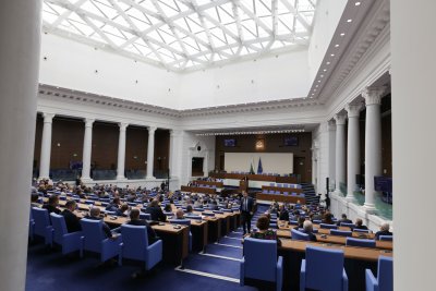 Започна извънредното заседание на парламента Депутатите трябва да изслушат ръководството