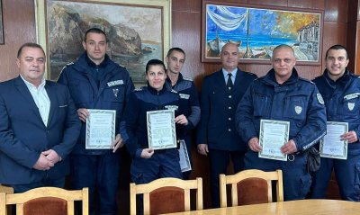 Наградиха полицаи в Бургас, спасили живота на 14-годишно дете