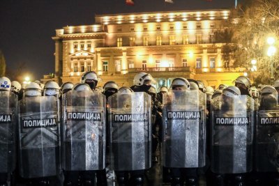 Използвала ли е властта непозволени оръжия срещу протестиращите в Сърбия?