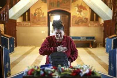 Северна Македония си взима последно сбогом със загиналите младежи в Кочани