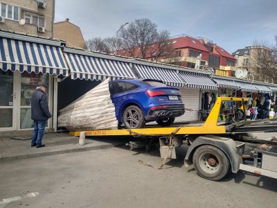 80-годишен шофьор се вряза с автомобила си в магазин във Варна