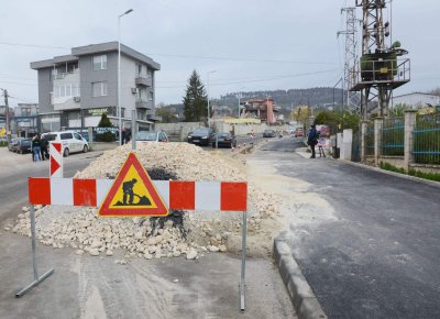 Разкопана ли е незаконно нова настилка на улица във Варна?