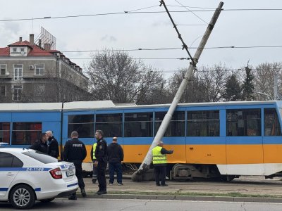 Защо трамвай дерайлира и се заби в стълб в София?