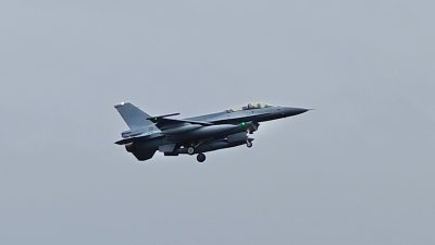 Първият български изтребител F-16 кацна на авиобаза "Граф Игнатиево" (ВИДЕО)