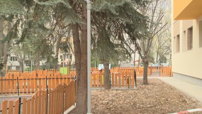 Заради забавен строеж - деца от столична градина не излизат на двора