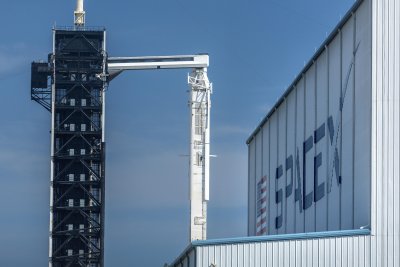 "Спейс Екс" се готви да изстреля първата космическа мисия за пилотиран полет над земните полюси