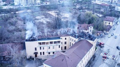Голям пожар изпепели покрива на общежитието на Гимназията по приложни изкуства в Трявна