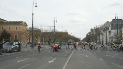 Сръбски студенти пристигнаха в Будапеща на велосипеди от Белград