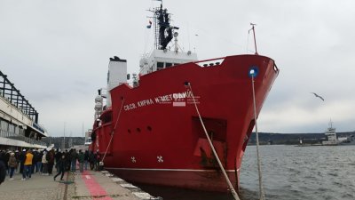След експедицията до Антарктида: Научноизследователският кораб „Св. св. Кирил и Методий“ акостира във Варна