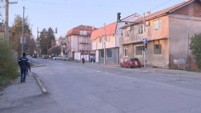 На червен светофар на пешеходна пътека: Джип за малко не помете 4 деца в квартал "Требич" (ВИДЕО)