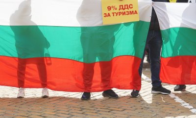 "Политици, не ни гасете лампите": Ресторантьорите блокираха площад “Александър Батенберг” (СНИМКИ И ВИДЕО)