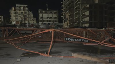 50-метров кран се стовари върху лодки на пристанище в Поморие