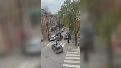 20 лв. глоба за рожденика, празнувал на капака на кола във Варна