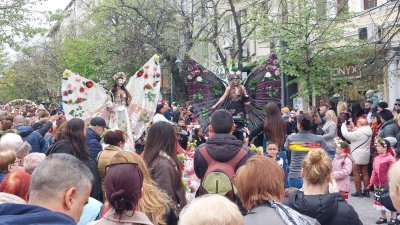 Парад на цветята за Цветница в Бургас