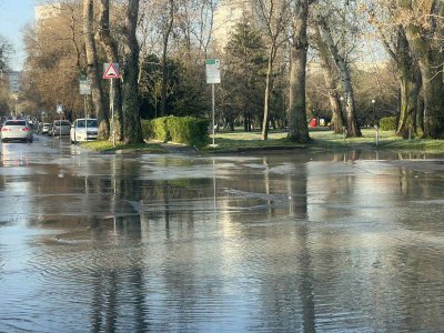 ВиК авария наводни улици и пешеходни алеи в Морската градина в Бургас (СНИМКИ и ВИДЕО)