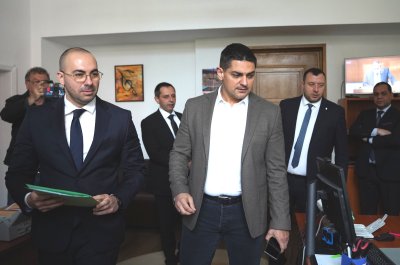 MECh party submitted a vote of no confidence in the cabinet, reasoning described in 15 pages