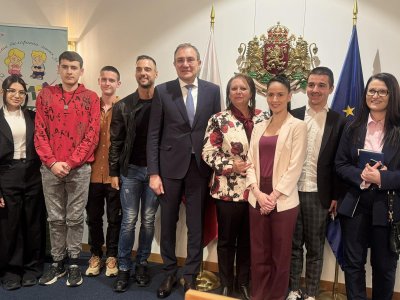 Младежи питаха социалния министър за предприетите мерки срещу вейповете и дрогата