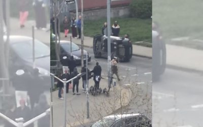 Жена преобърна автомобила си на кръстовище в Бургас (ВИДЕО)