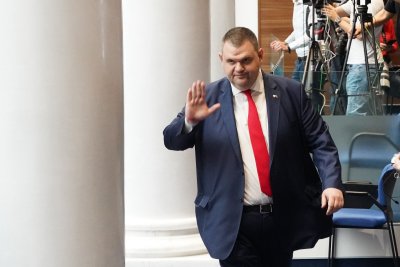 Лъжа е, че Делян Пеевски е бил в МВР, заяви Даниел Митов