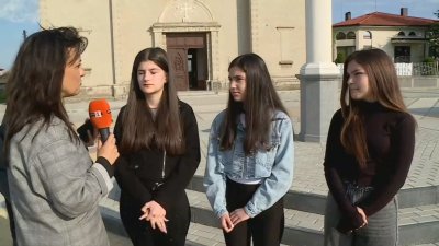 Спомен останал в сърцата: С какво ще запомнят папа Франциск децата, които взеха лично причастие от него у нас