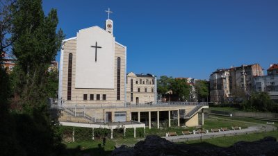 Как католическата общност в София отдава почит на папа Франциск?