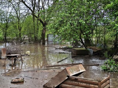 Тиня, кал и улици с изровен асфалт - продължава описването на щетите в село Хайдерин (ОБЗОР)