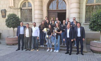 Волейболните шампионки от Марица вдигнаха двете купи в Община Пловдив
